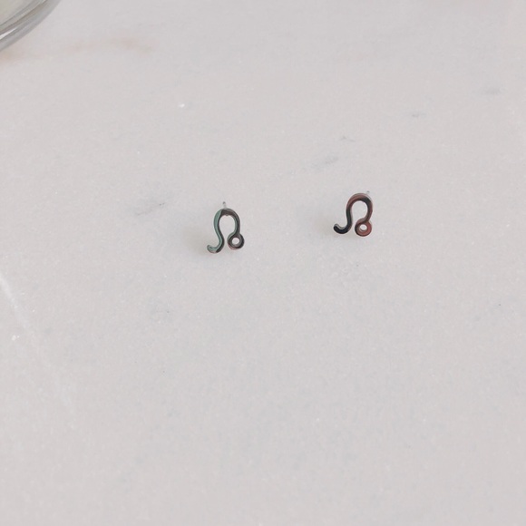 ♌️ Horoscope Stud Earrings - Picture 2 of 11